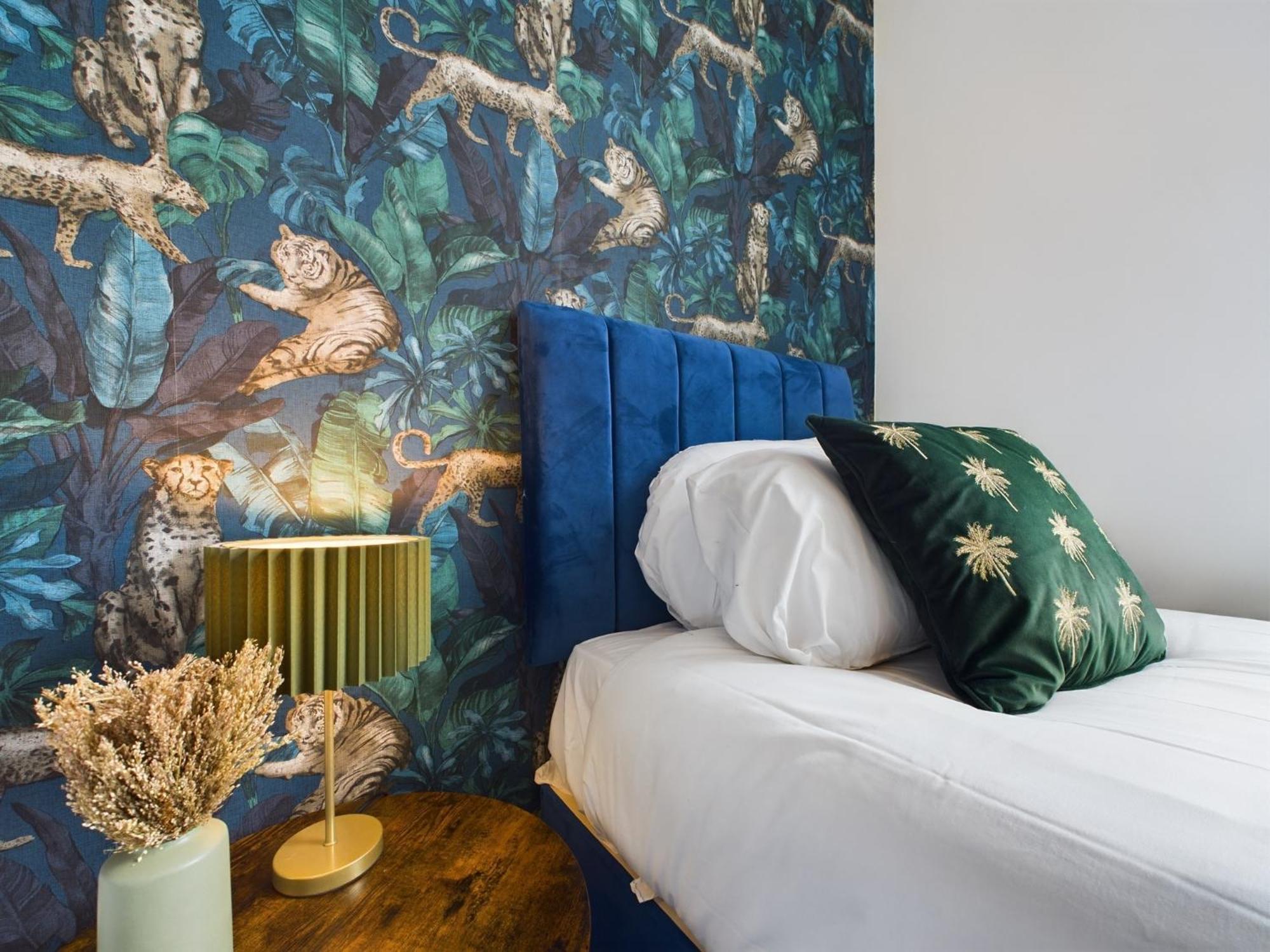 Peaceful Seafront Stylish 2 Bed, Sleeps 6 Apartment *