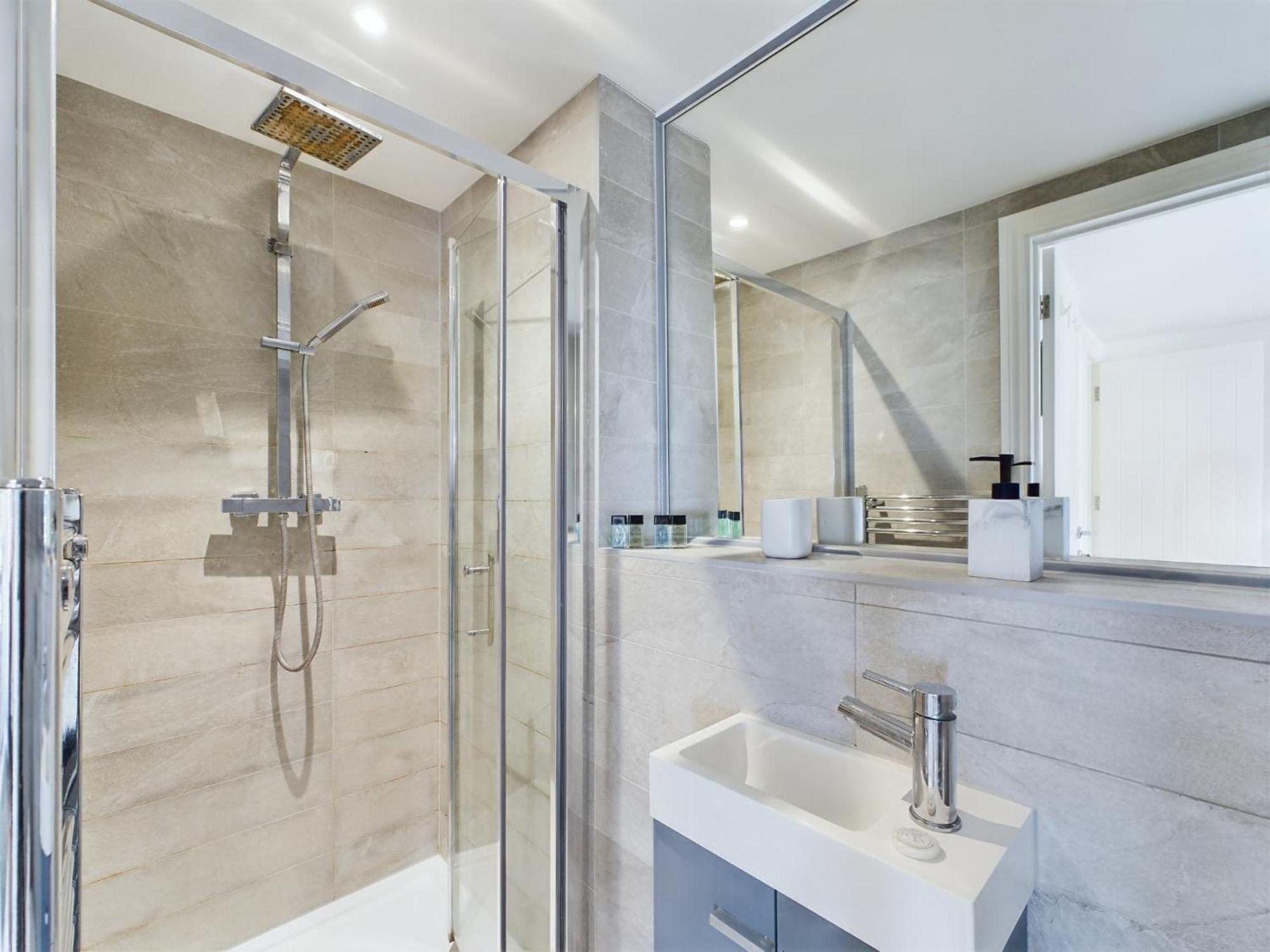 Peaceful Seafront Stylish 2 Bed, Sleeps 6 Apartment