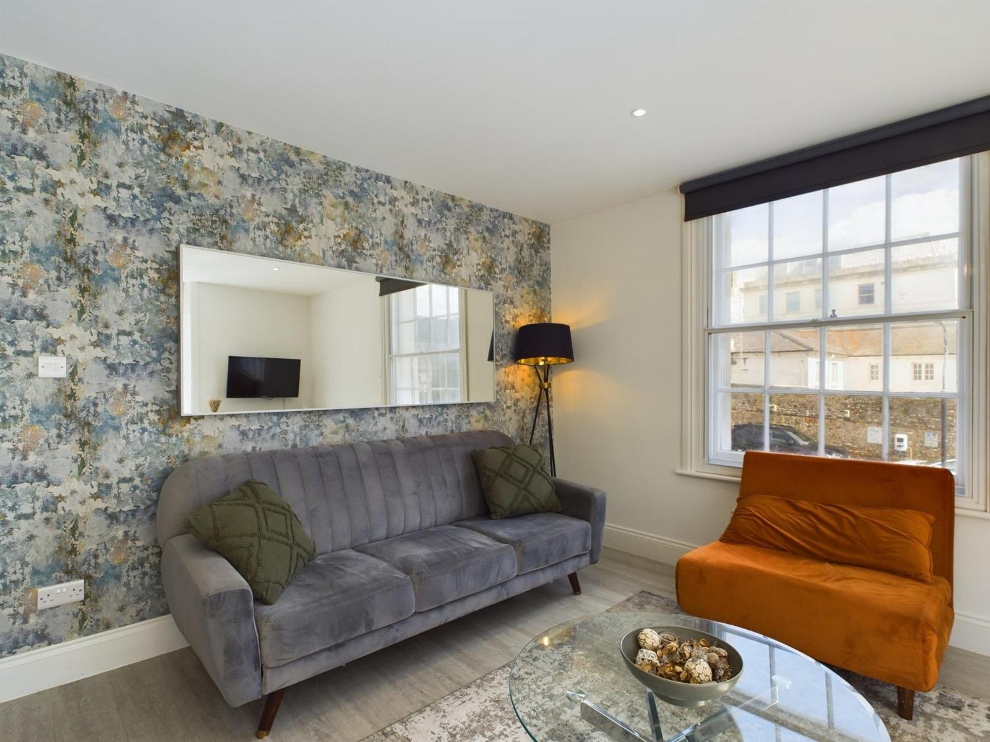 Apartment Peaceful Seafront Stylish 2 Bed, Sleeps 6 *