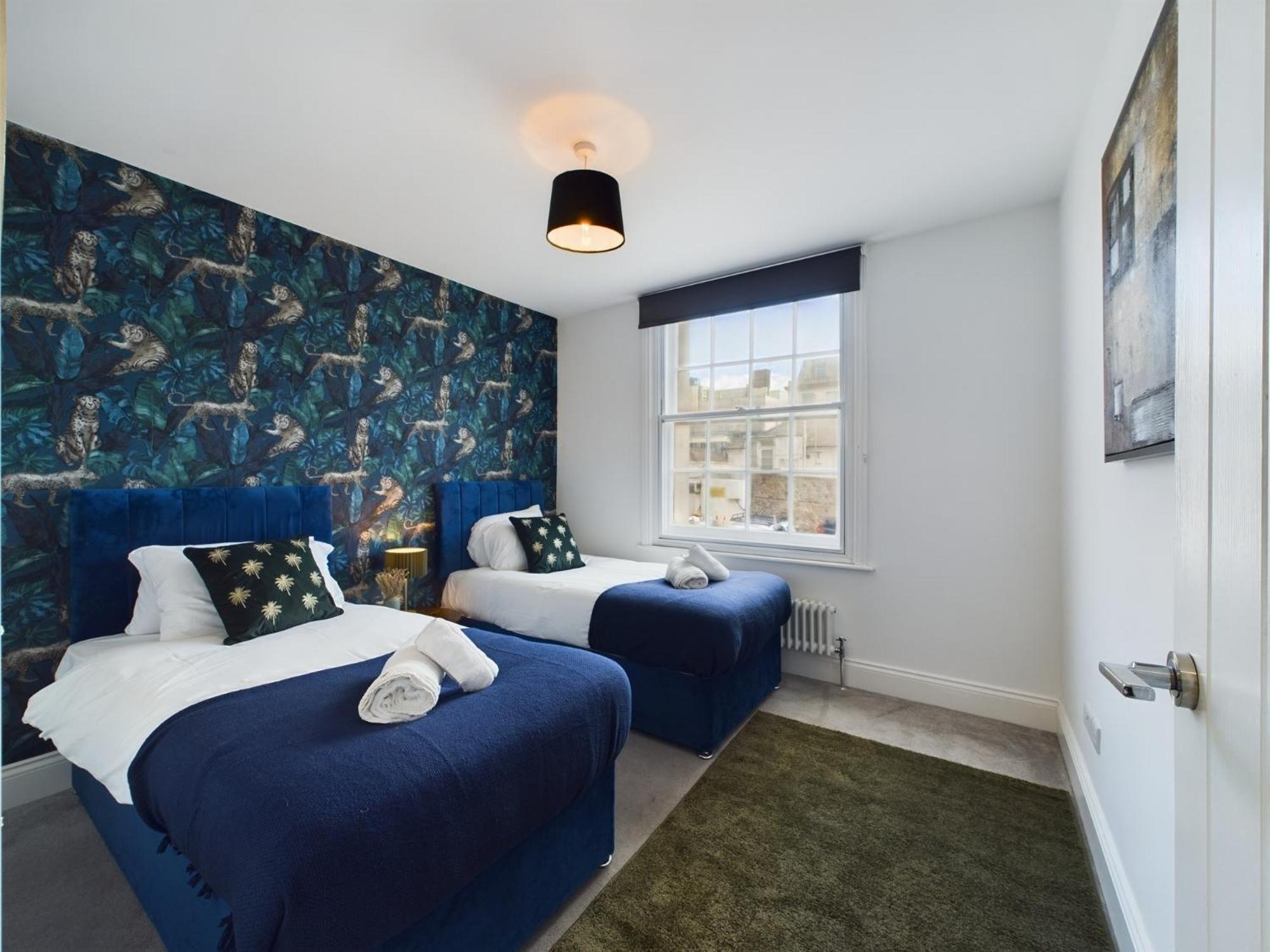 Peaceful Seafront Stylish 2 Bed, Sleeps 6 *