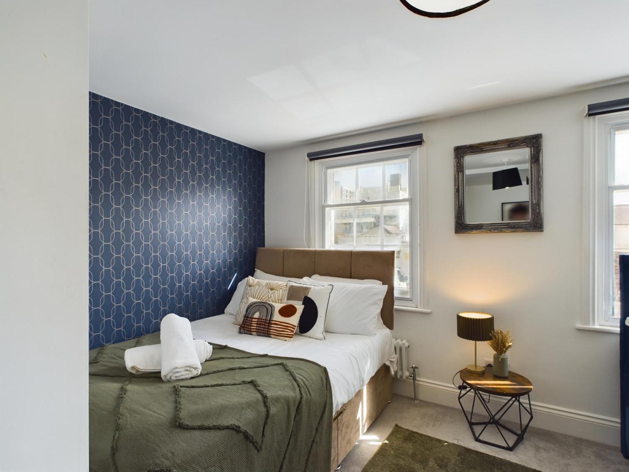 Peaceful Seafront Stylish 2 Bed, Sleeps 6 *